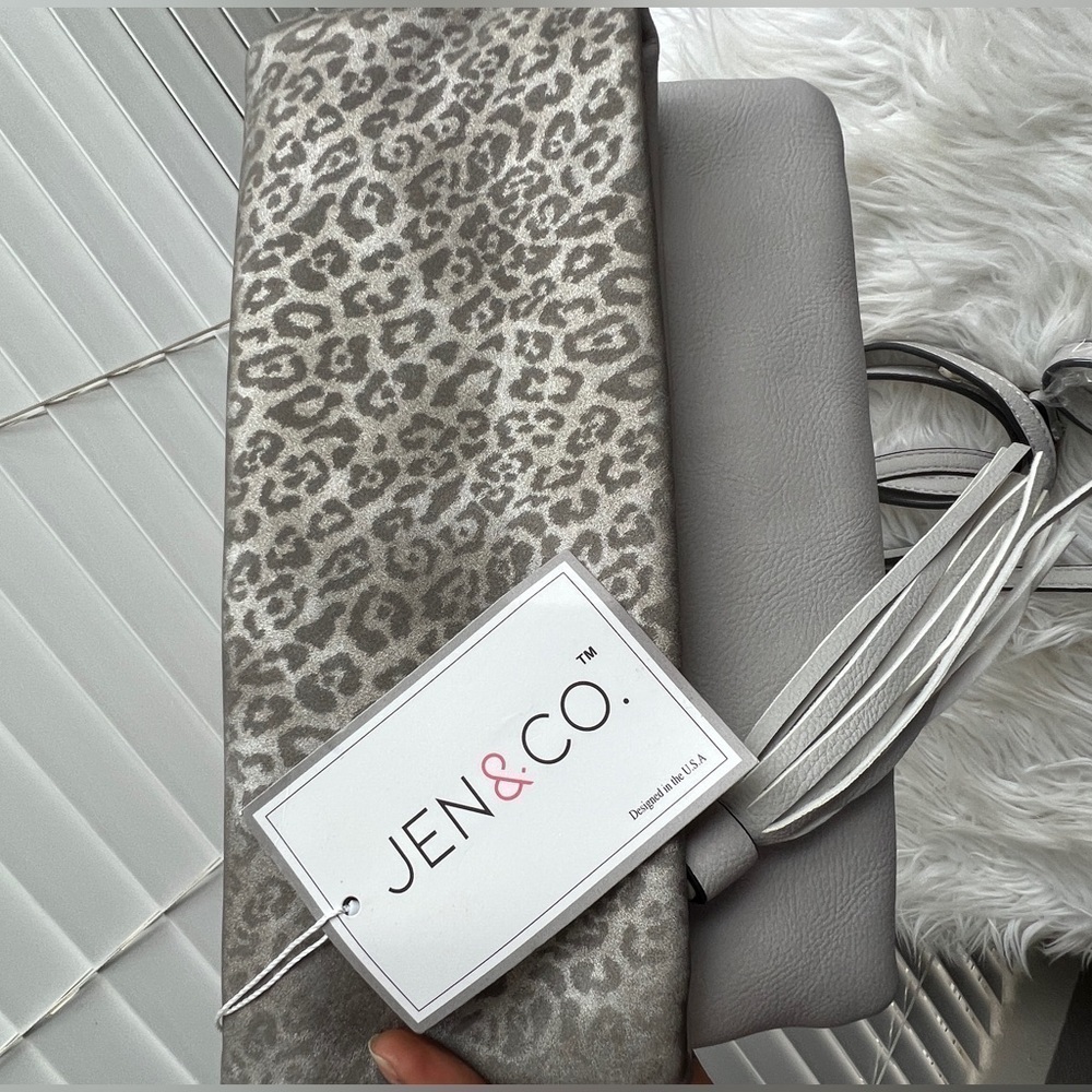 Brand new with tags Jen & Co. Gray Leopard Print Clutch/crossbody/wristlet - Picture 8 of 14